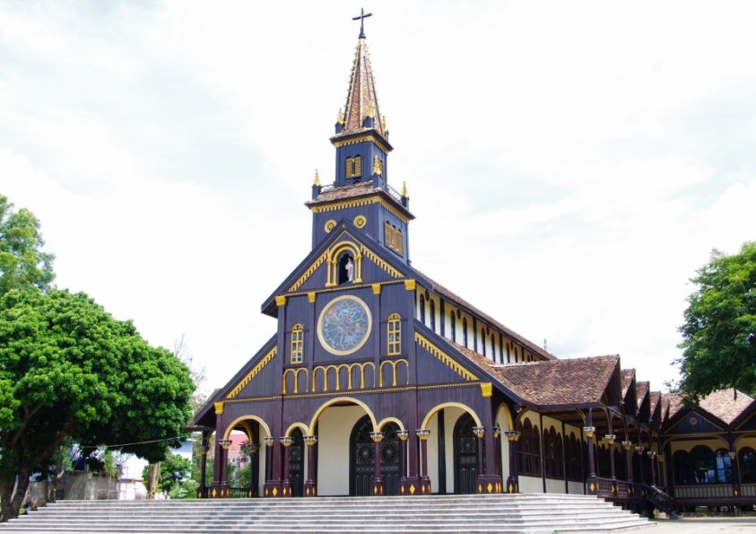 Nhà thờ gỗ 100 tuổi thuộc Giáo phận Kontum