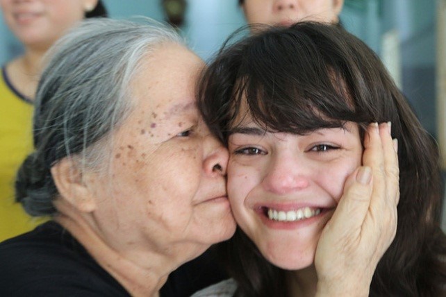 Lysiane và bà nội, người đã đặt tên Việt Nam cho cô ( Nguyễn Long)