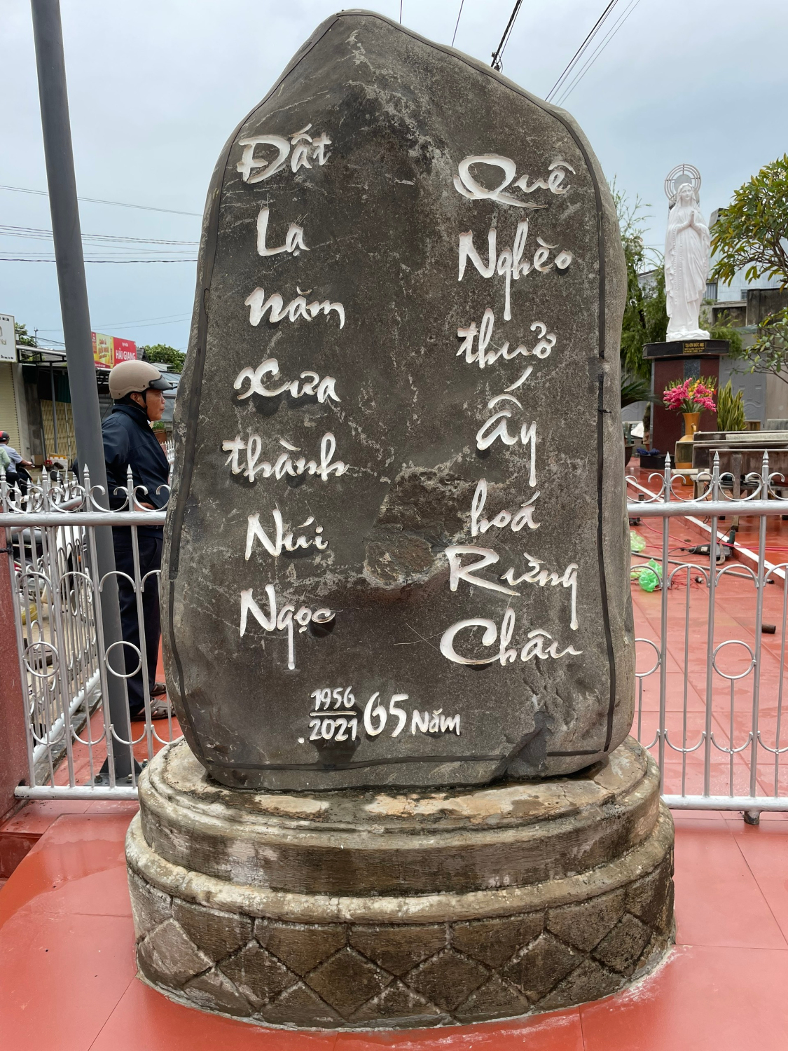 BẢY MƯƠI NĂM HỒNG ÂN NÚI NGỌC